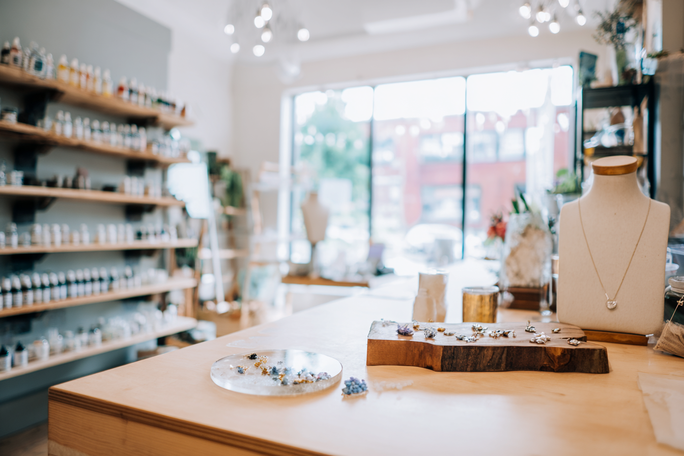 Loja com objetos feitos de resina epóxi