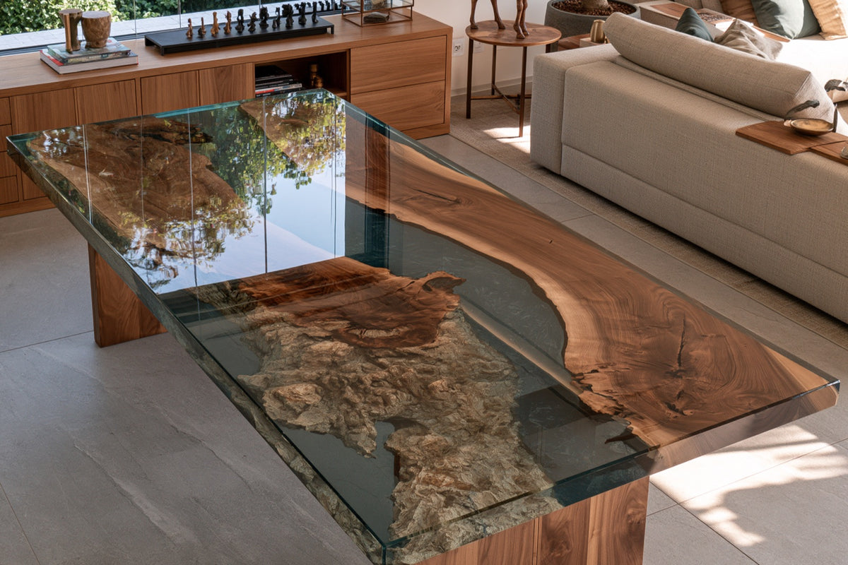 River table de madeira nobre com rio de resina epóxi transparente em sala de estar